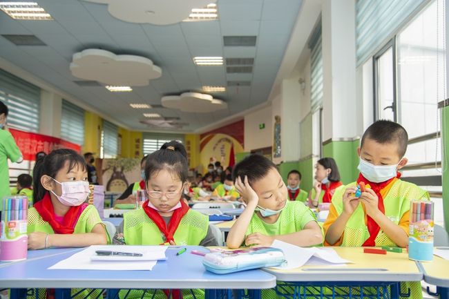 Fëmijët në një klasë të kujdesit ditor në Komunitetin Qinyuanlu në Wuhan, provinca Hubei e Kinës qendrore, 5 korrik 2021. (Foto nga Wu Zhizun / Xinhua)