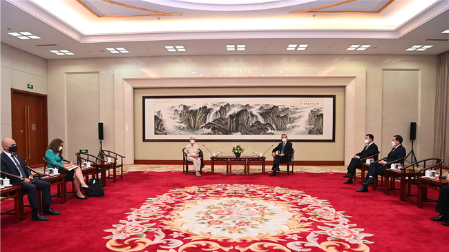 Wang Yi takohet me zëvendëssekretaren amerikane të Shtetit Wendy Sherman në Tianjin të Kinës Veriore, 26 korrik 2021. / Ministria e Jashtme kineze