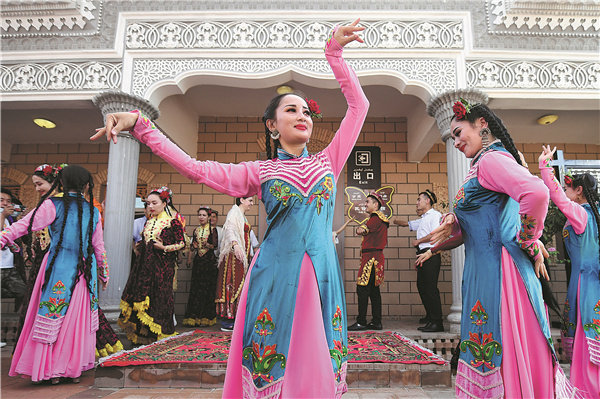 Tanečníci vystupují pro turisty u Apak Hoja Mazzar, neboli Hrobky voňavé císařské konkubíny, v Kašgaru v Ujgurské autonomní oblasti Xinjiang. [Fotografie: Wei Xiaohao / deník China Daily]