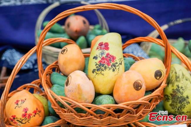 Ένα καλάθι μάνγκο στην έκθεση. (Φωτογραφία / China News Service)