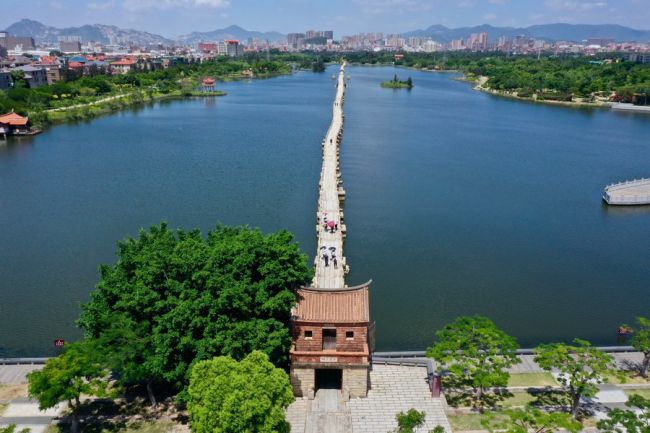 Η εναέρια φωτογραφία που τραβήχτηκε στις 8 Ιουλίου 2021 δείχνει τη γέφυρα Ανπίνγκ στην πόλη Τσουαντζόου, στην επαρχία Φουτζιέν της νοτιοανατολικής Κίνας. (Xinhua / Jiang Kehong)