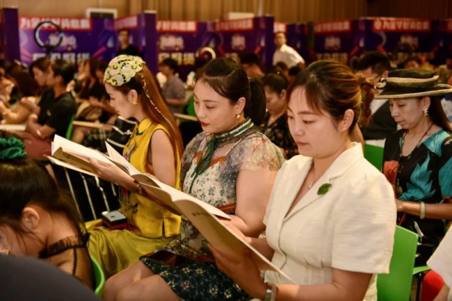 Μια εκδήλωση ζωντανής ροής μεταξύ γυναικών πραγματοποιείται στην πόλη Γιγού, στην επαρχία Τζετζιάνγκ της Ανατολικής Κίνας, στις 18 Αυγούστου. [Yiwu Women's Federation]