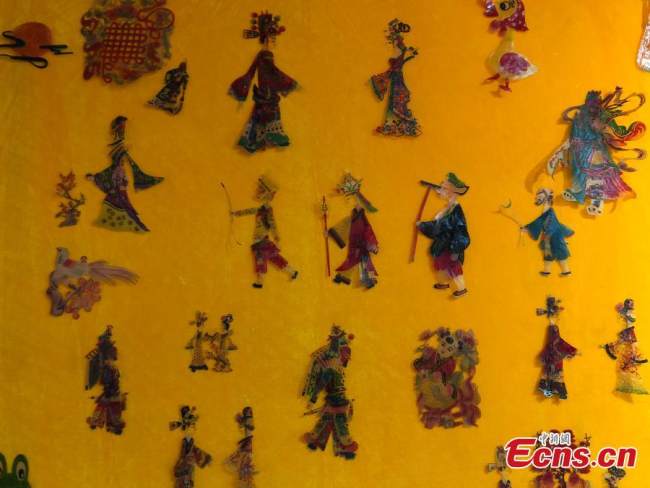 Η φωτογραφία που κυκλοφόρησε στις 8 Αυγούστου 2021 παρουσιάζει τις φιγούρες του κινεζικού θεάτρου σκιών.